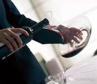 用（yòng）醒酒器醒酒 是個怎樣的過程？